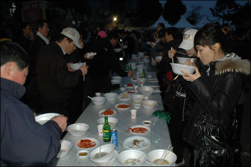 행사장에서 먹는 떡국, 맛이 절로 납니다 